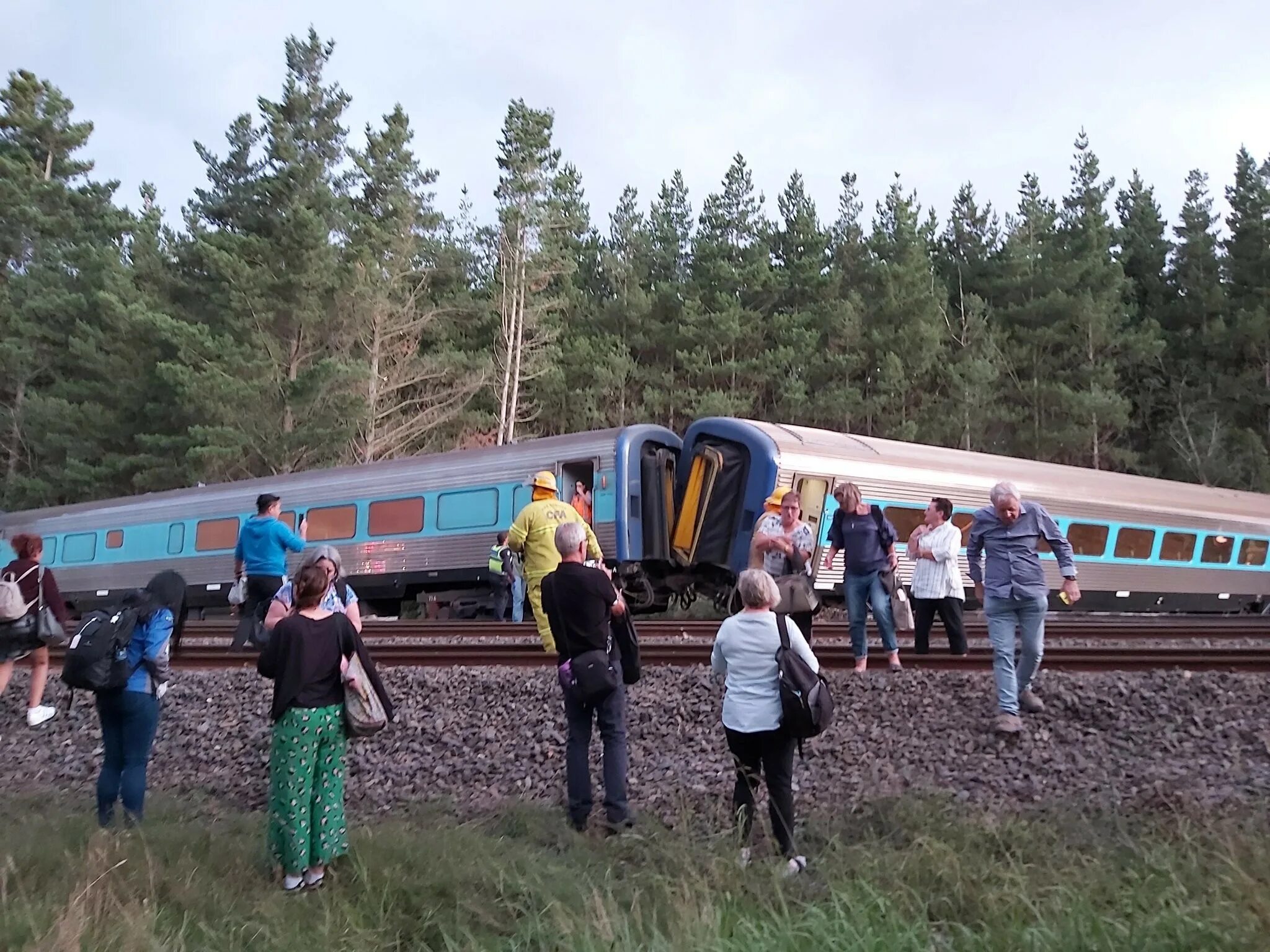 Можно ли приехать на поезде. Крушение пассажирского поезда. Пассажирский поезд. Пассажиры в поезде.