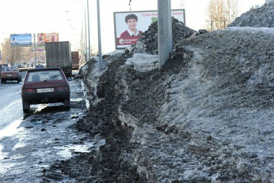 Загрязнение снега. Неубранный снег на дорогах. Грязный снег. Грязный снег на обочине. Грязные сугробы