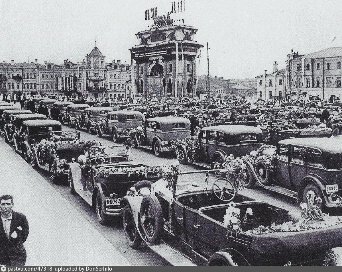 Москва 1934 года. Триумфальная арка у белорусского вокзала 1934. Белорусский вокзал Москвы в 1940. Встреча Челюскинцев в Москве 1934. Россия 1934 год.