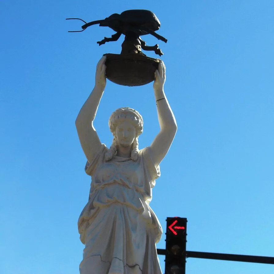 Статуя с золотой пикой. Памятник джорджу флойду. Статуя на плане. Памятник глина 4 в москве. Установлены статуи.