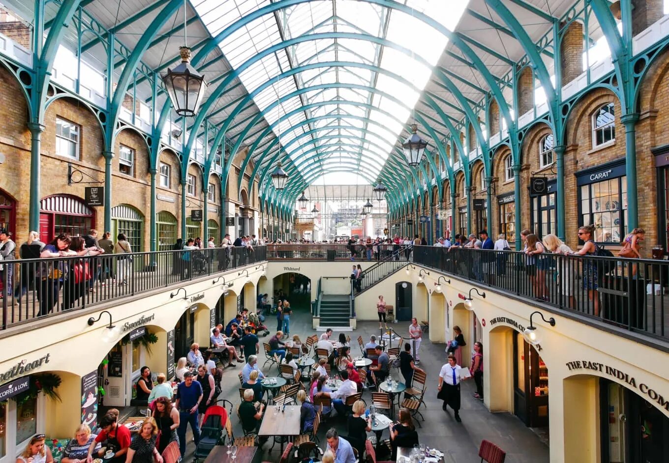 There are shops in london. Covent Garden в Лондоне. Лондонском районе Ковент-Гарден. Ковент Гарден рынок. Район Ковент Гарден в Лондоне рынок.