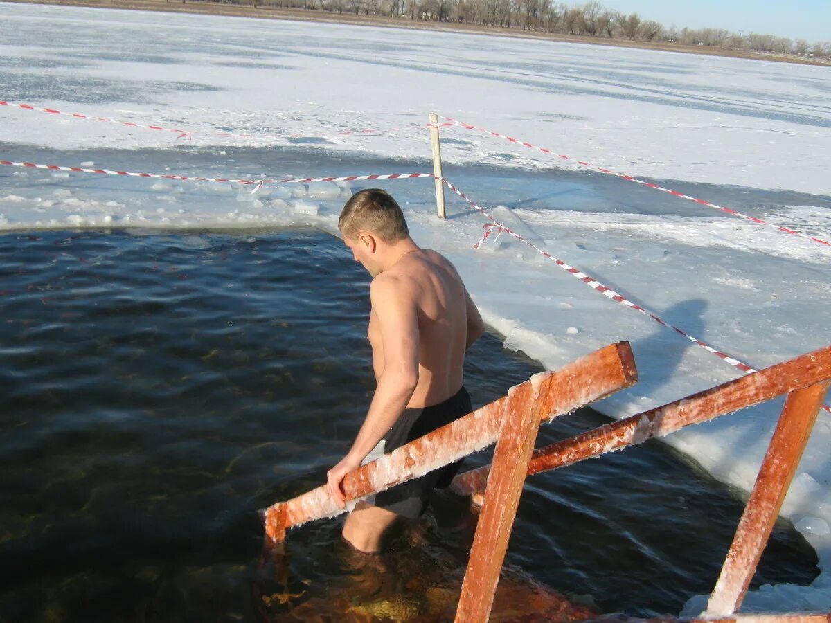 Купание в проруби. Крещенские купания. Крещение прорубь. Ныряние в прорубь. Хоккей купание