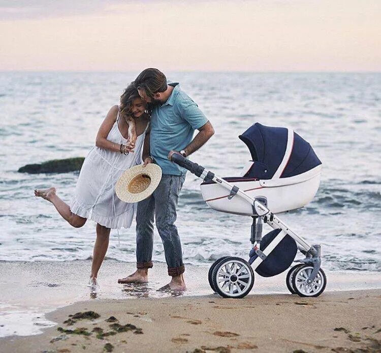 Прогулочная коляска ibear. Коляска "малыш". Детские коляски в ряд. Ребенок в коляске. Коляска stokke crusi.