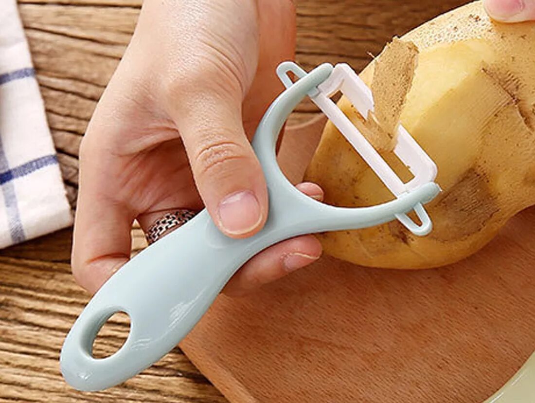 Снять кожуру. Овощечистка Peeler. Овощечистка Werner 50258. Овощечистка для картошки. Овощечистка для картофеля ручная.