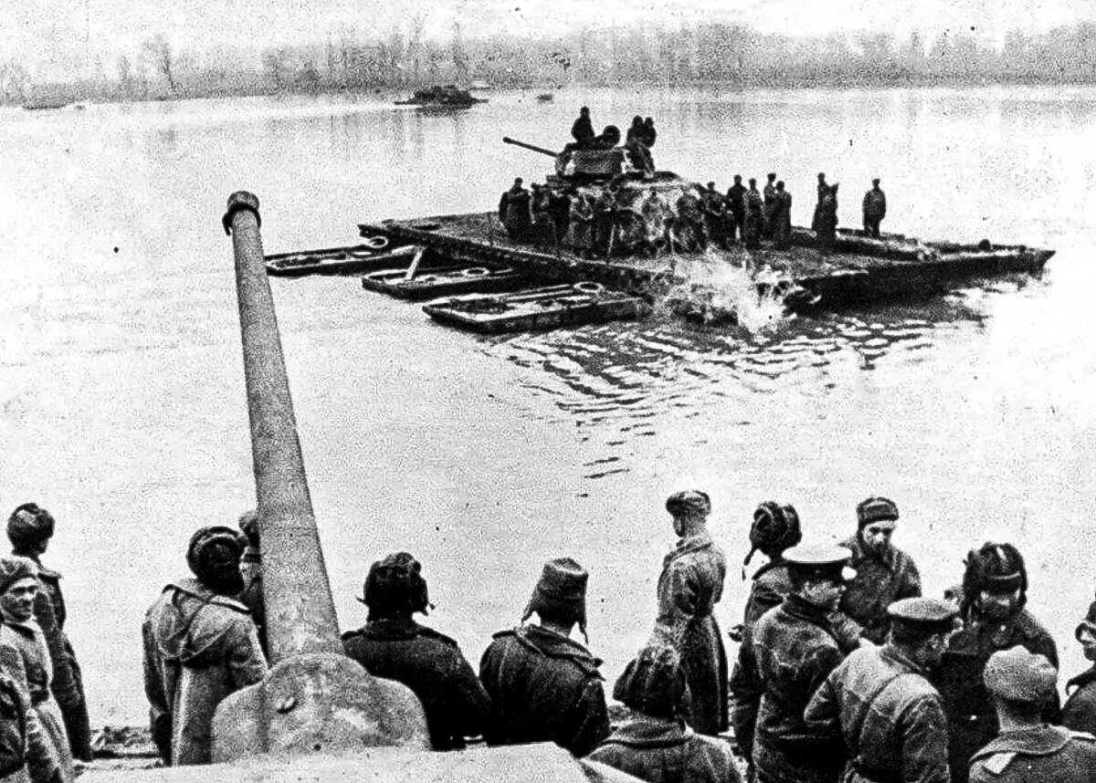 Форсирование днепра советскими войсками в 1943. Будапештская наступательная операция 1944. переправа через дунай 1944. форсирование дуная 1944. форсирование реки висла 1944.