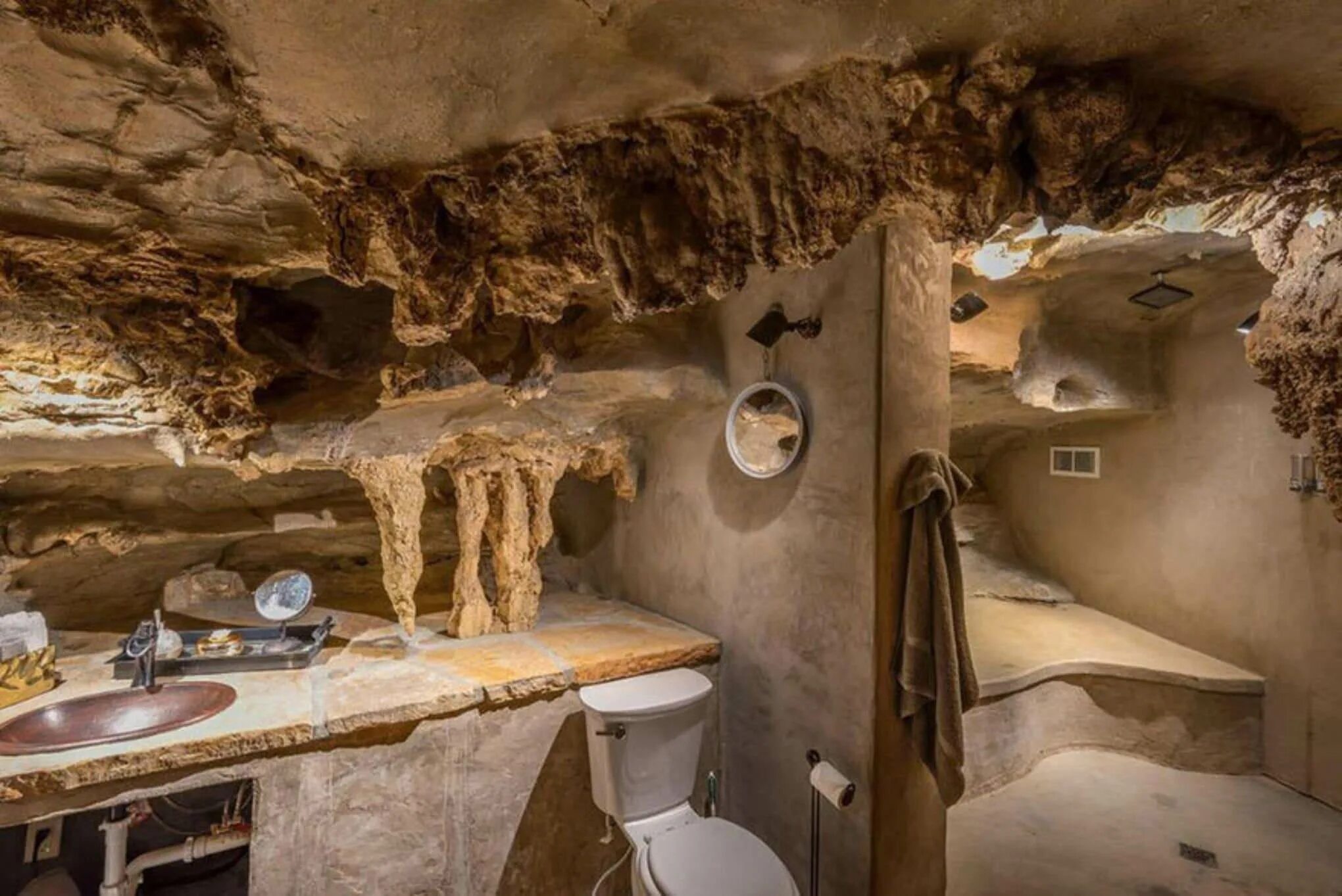 Cave home. Гостиница Beckham Creek Cave Lodge. Beckham Creek Cave Lodge, США, Арканзас. Комната в стиле пещеры. Санузел в стиле пещеры.