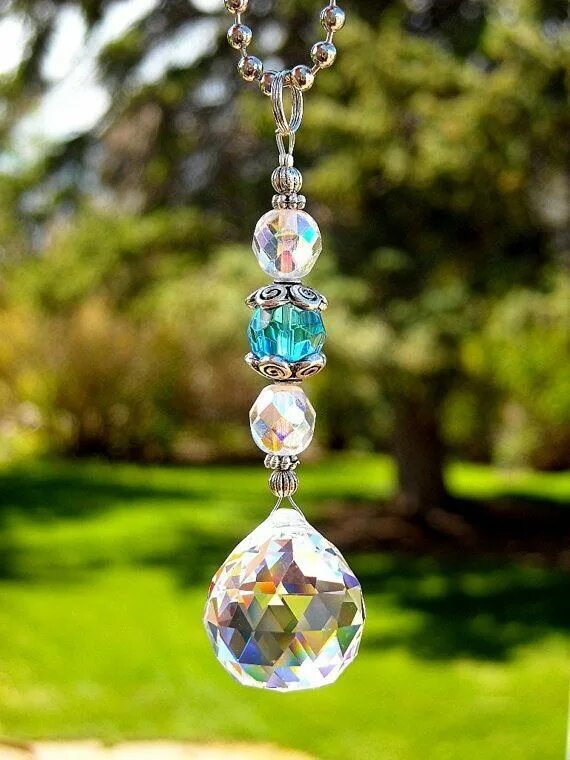 Crystal catcher. Crystal Suncatcher. Suncatcher из бусин. Кристалл на солнце. Prism Suncatcher.