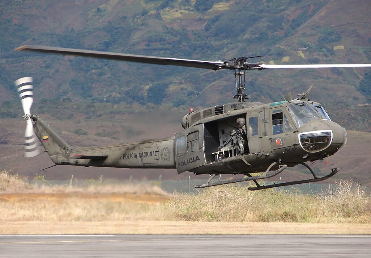 Bell uh-1 ирокез. Uh-1 iroquois во вьетнаме. Uh 1 вертолет. Uh 1 вертолет. Вертолёт bell uh-1 iroquois.