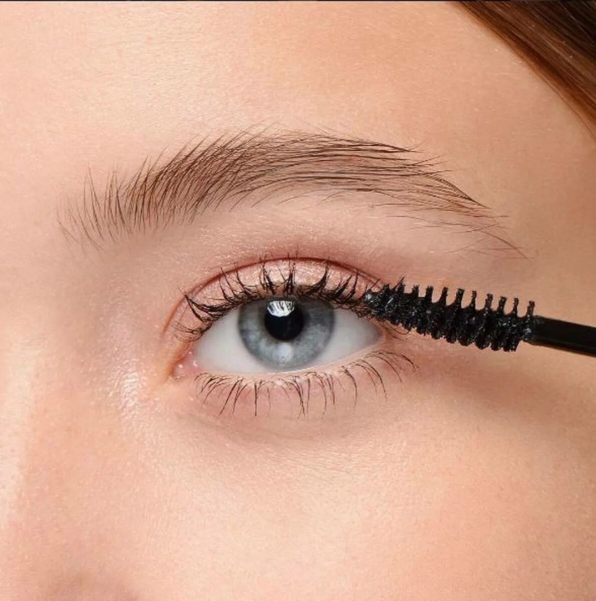 Сделай туш. Накрашенные ресницы. Как сделать пышные ресницы. Накрашенные ресницы. Девушка с накрашенными ресницами.