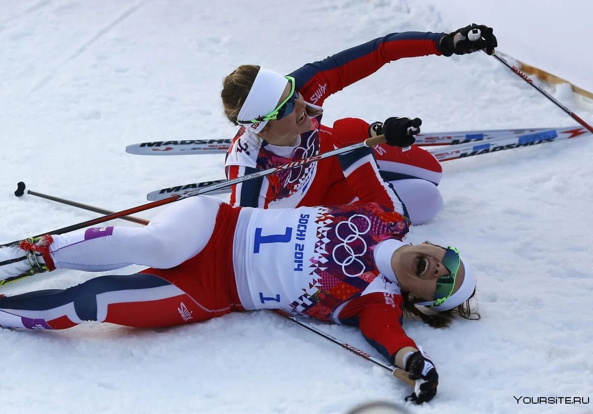 Лыжницы на финише. Норвежские лыжницы 2014. Норвежская лыжница. Лыжные гонки падения.