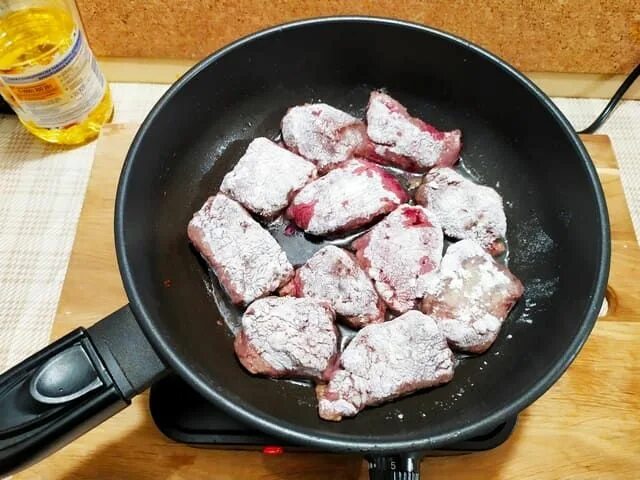 Печень говяжья в муке на сковороде. Печенка жареная на сковороде. печень жареная на сковороде в муке. печень кусками жареная на сковороде. говяжья печень жареная в муке на сковороде.
