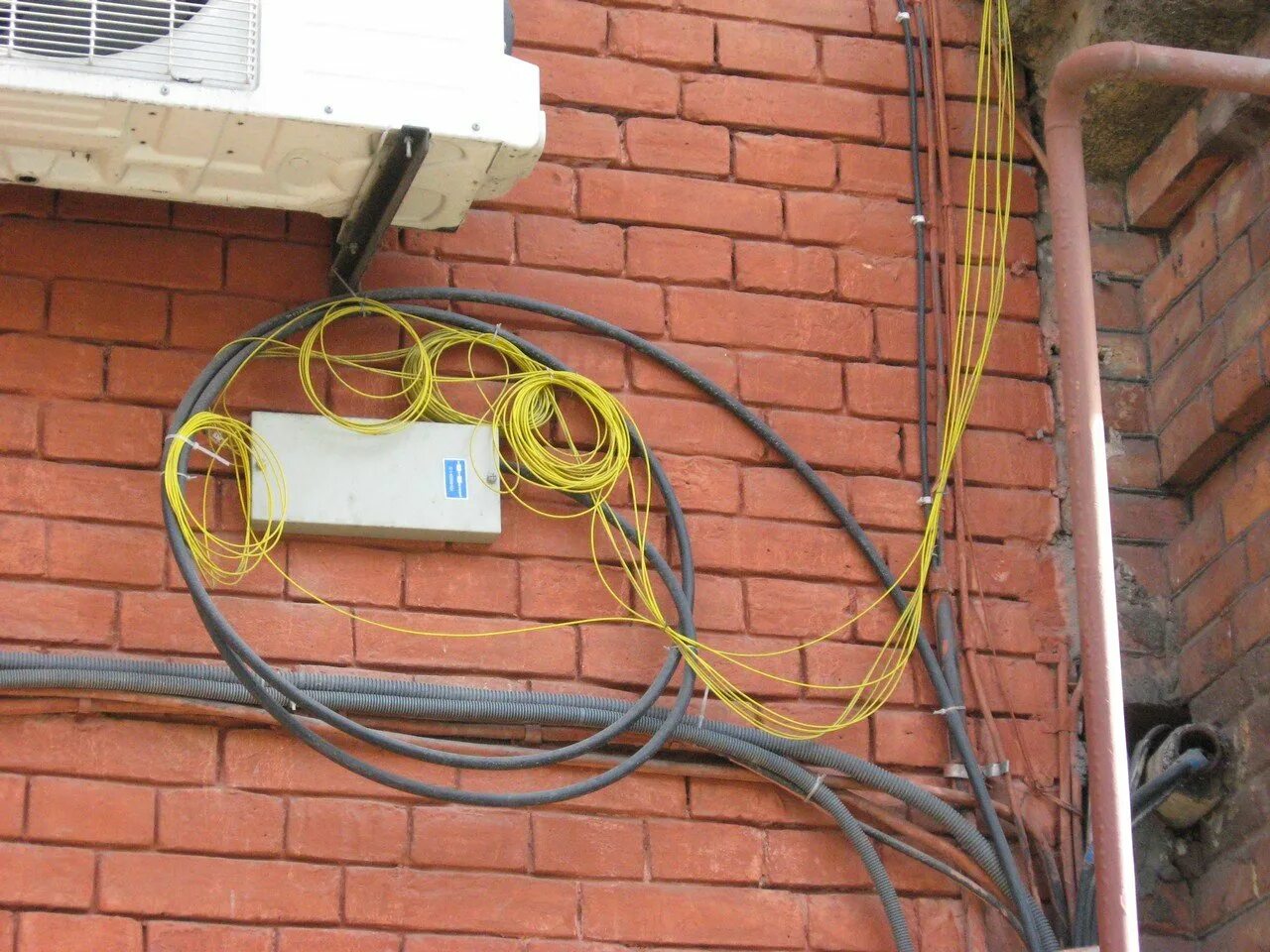 Кабельное без интернета. Кабель по фасаду. Прокладка оптического кабеля. Оптоволоконный интернет в частный дом. Монтаж оптоволоконного кабеля по стене.