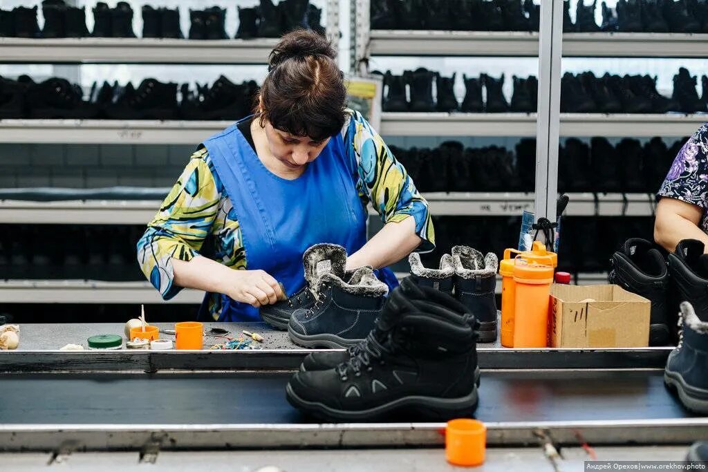 Птк модерам кузнецов. Черн сталь 200дж пу. Ленинградская обувь. Brretti обувь. Производство обуви завод.