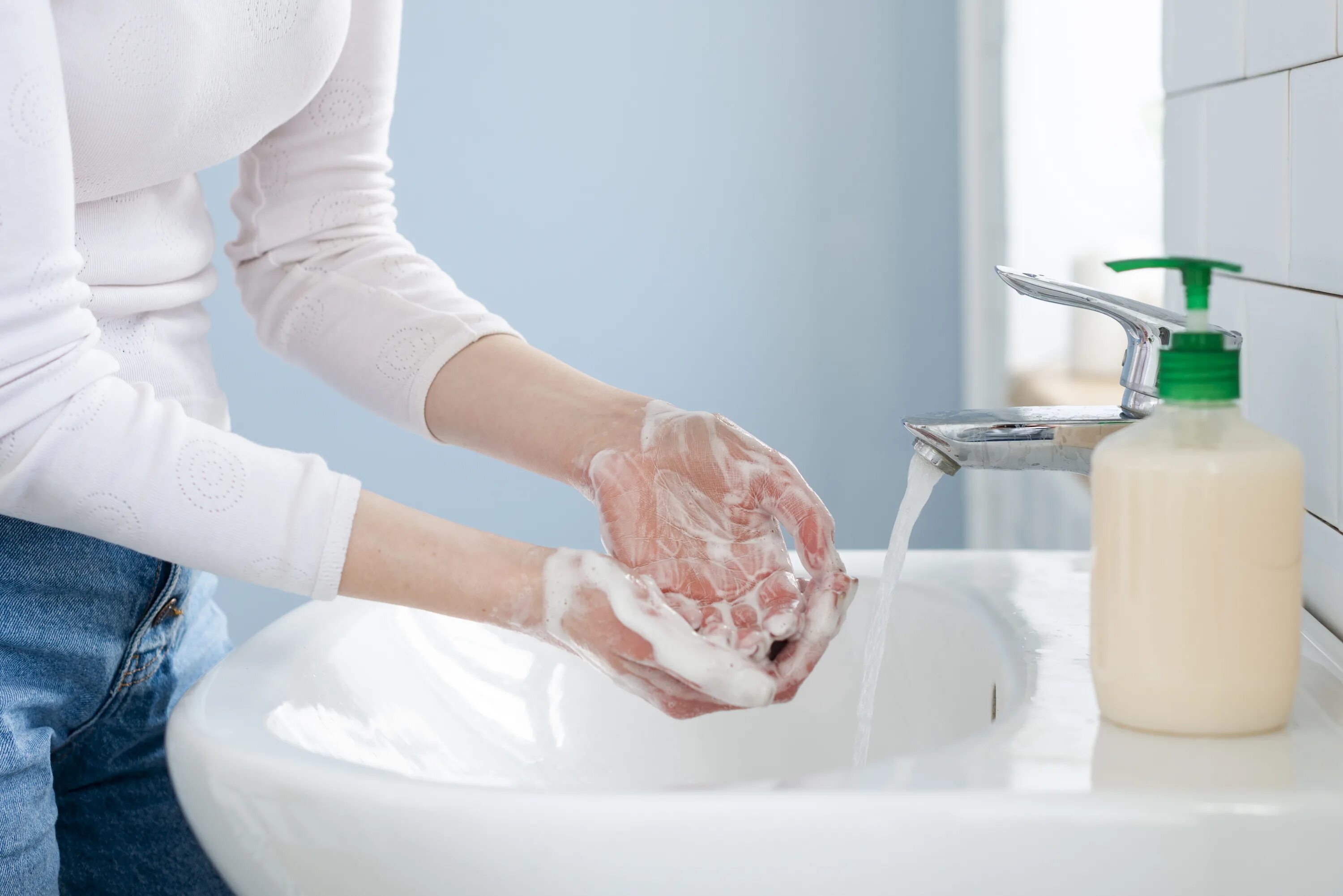 We wash hands. Мытье рук. Мытье рук с мылом. Мыло для рук. Мытье рук жидким мылом.