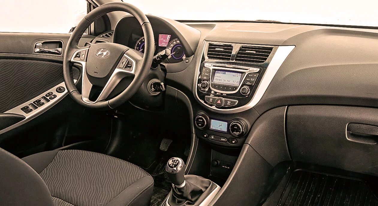 Торпедо hyundai solaris. Панель хендай солярис 2014. Hyundai solaris панель. Hyundai solaris 2015 панель. Торпеда хендай солярис 2013.