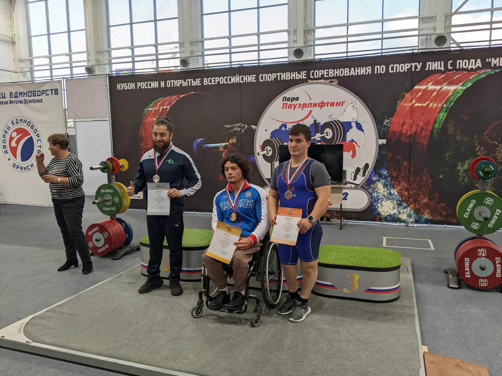 Пауэрлифтинг инвалиды. Пауэрлифтинг инвалиды. Паралимпийский пауэрлифтинг. Пауэрлифтинг овз. Пауэрлифтинг пода.