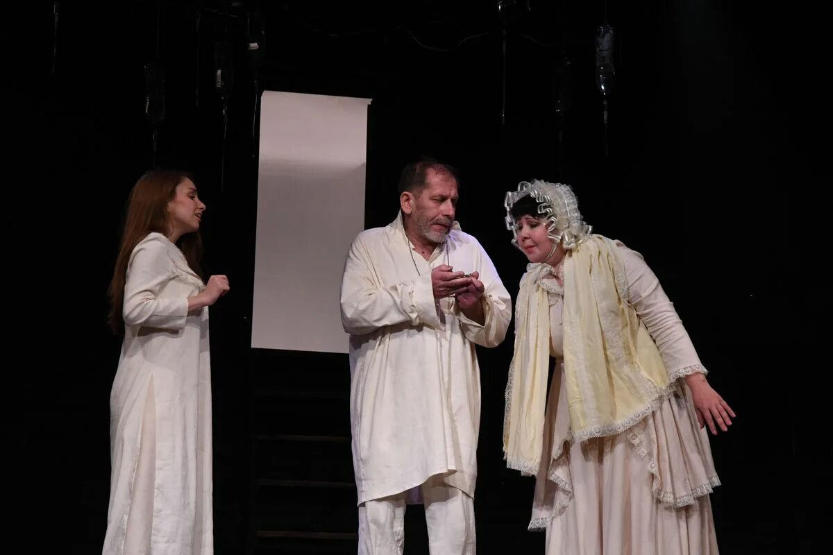 аллея героев 4 волгоград. молодежный театр волгоград. молодежный театр волгоград фото. молодежный театр волгоград сцена. загадочные вариации спектакль.