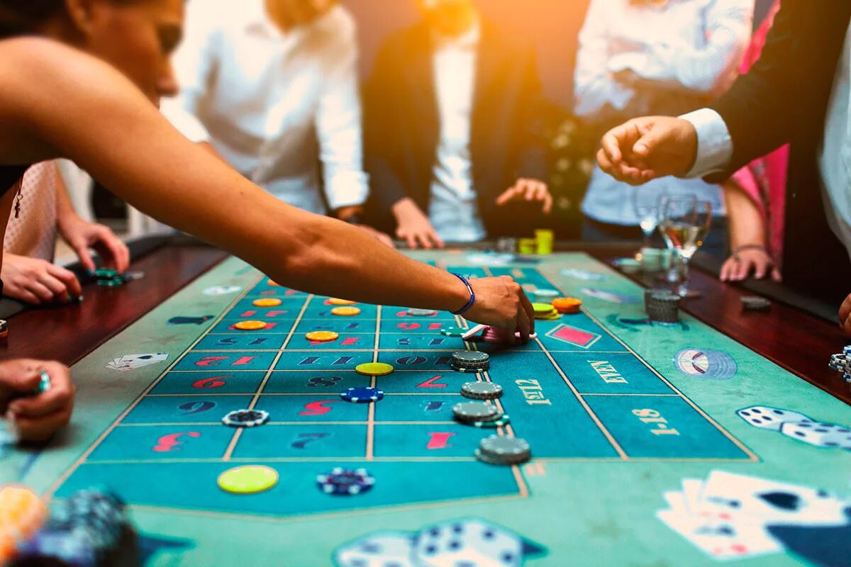 Рулетка казино выигрыш. Как понять играть с азартом. Выигрыш в казино. Казино. Люди за карточным столом.