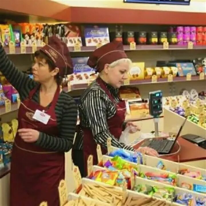 Покупатель в магазине. Продавец консультант. Продавец в продуктовый магазин. Контролер кассир. Клиент и продавец.