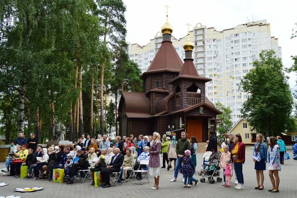 Храм поселка Октябрьский Люберецкого района. Посёлок Октябрьский Люберецкий район. Посёлок Октябрьский Московская область Люберецкий район. Посёлок Октябрьский Люберецкий район Церковь.