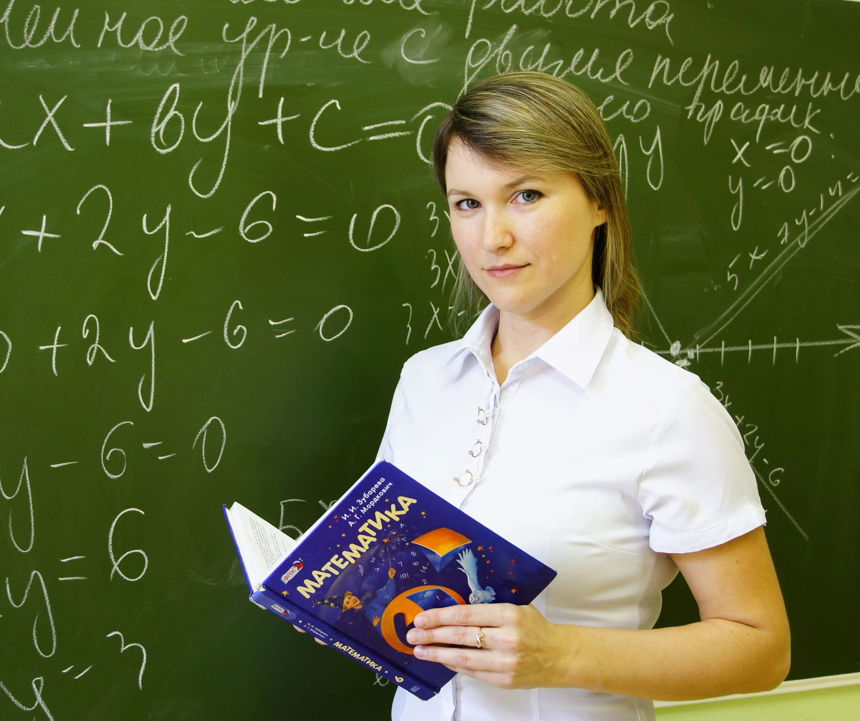 20 учительниц. портрет учителя. 20 учительниц. красивые учительницы в школе. девушка учитель.