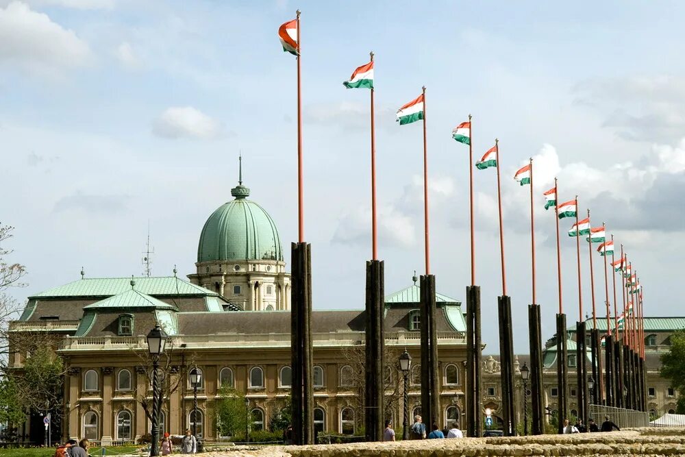 Венгрия ратифицировала. Венгрия флаг на здании. Будапешт флаги правительство. Будапешт флаг Венгрии. Венгрия хозяйство Венгрии.