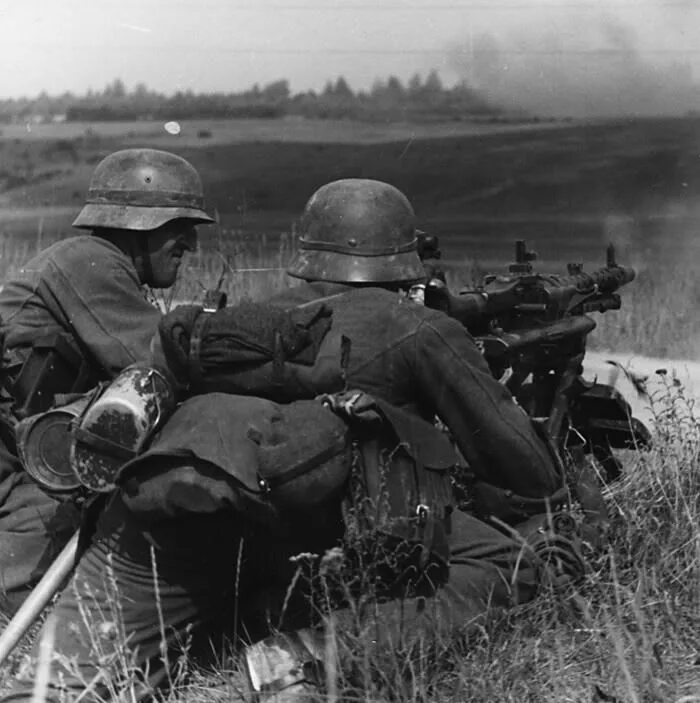 Сс восток. Mg42 Ostfront. Солдаты вермахта на Восточном фронте. Немецкие пулемётчики второй мировой войны. Солдаты вермахта на Западном фронте.