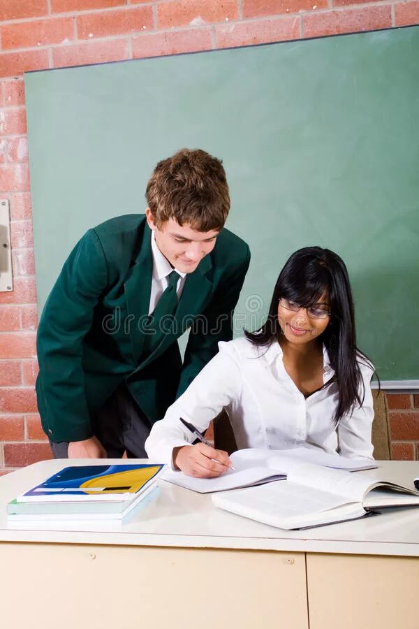 Студент и преподаватель любовь. Ученик влюбился в учительницу. учитель и ученик любовь. ученик влюблен в учительницу. учитель и ученица.