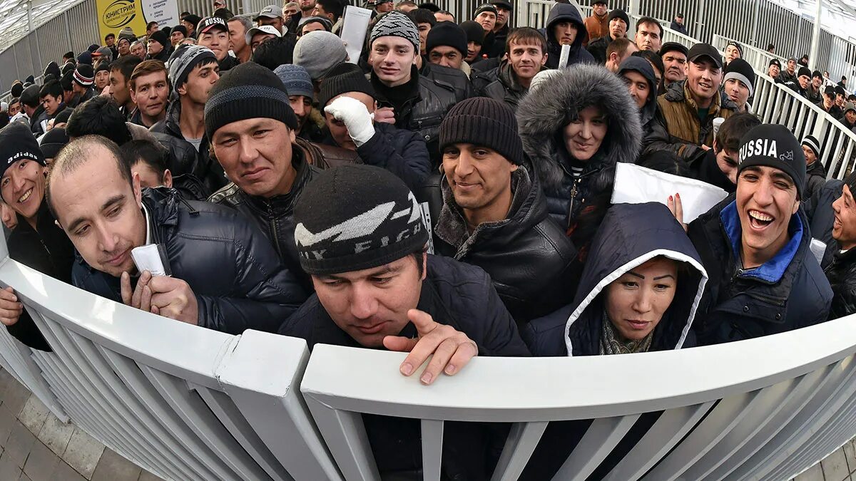 Толпа мигрантов. Гастарбайтеры нелегалы. Гастарбайтеры в России. Толпа мигрантов в России.