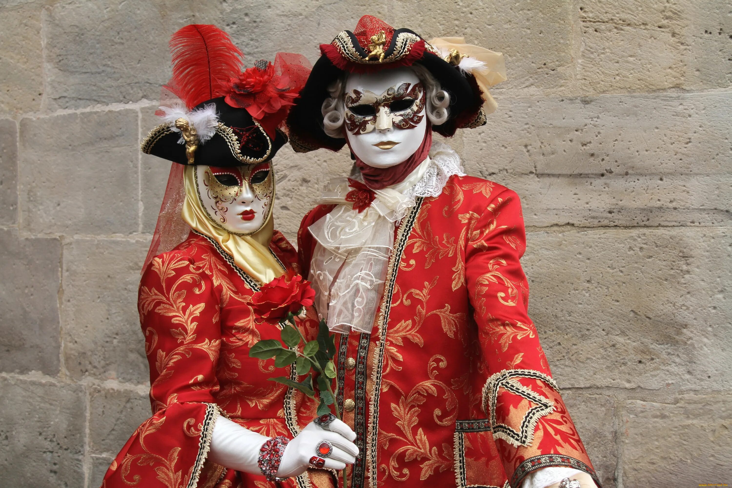 Костюмированный карнавал в Венеции. Венецианский карнавал костюмы. Костюм в венецианском стиле. Маска венецианская. Карнавальный человек