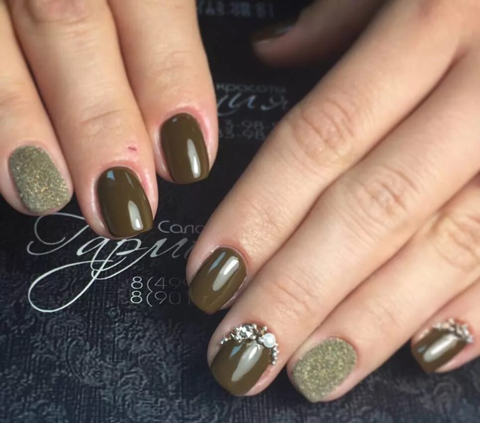 Оливковый маникюр на коротких ногтях. Ногти зелёно каричневые. Коричневый с салатовым ногти. Коричневый маникюр. Маникюр в коричнево зеленых тонах.