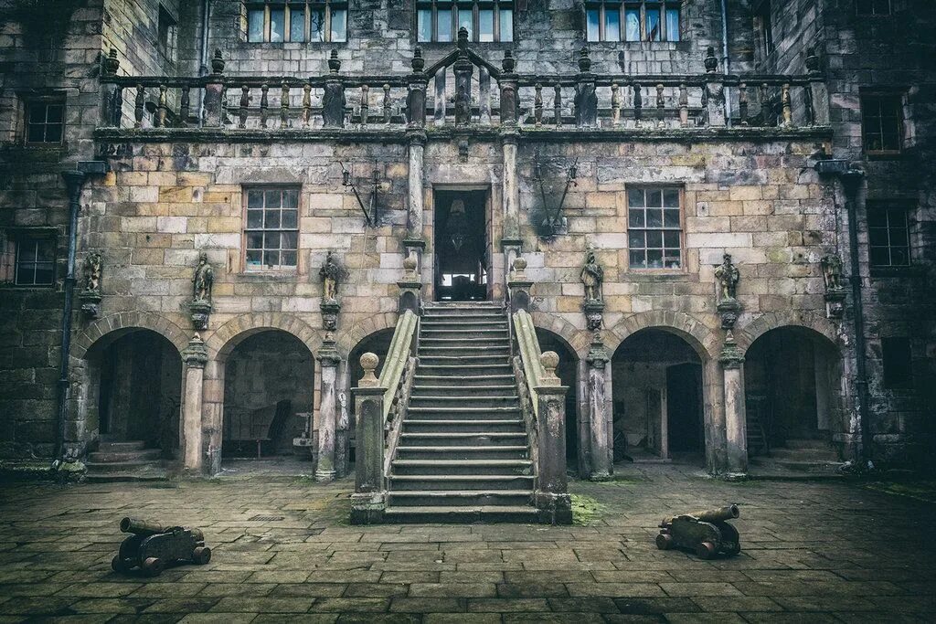 Замок с привидениями во франции люси. Англия - замок Чиллингхэм. Чиллингхэм замок Великобритания призрак. Замке Чиллингхэм в Нортумберленд. Замок Чиллингхэм привидения.
