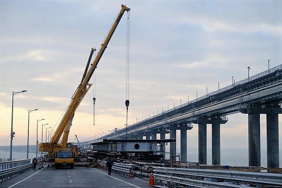 Крымский мост снова. Крымский мост 2023. крымский мост надвижка. крымский мост хуснуллин. монтаж пролета крымского моста.