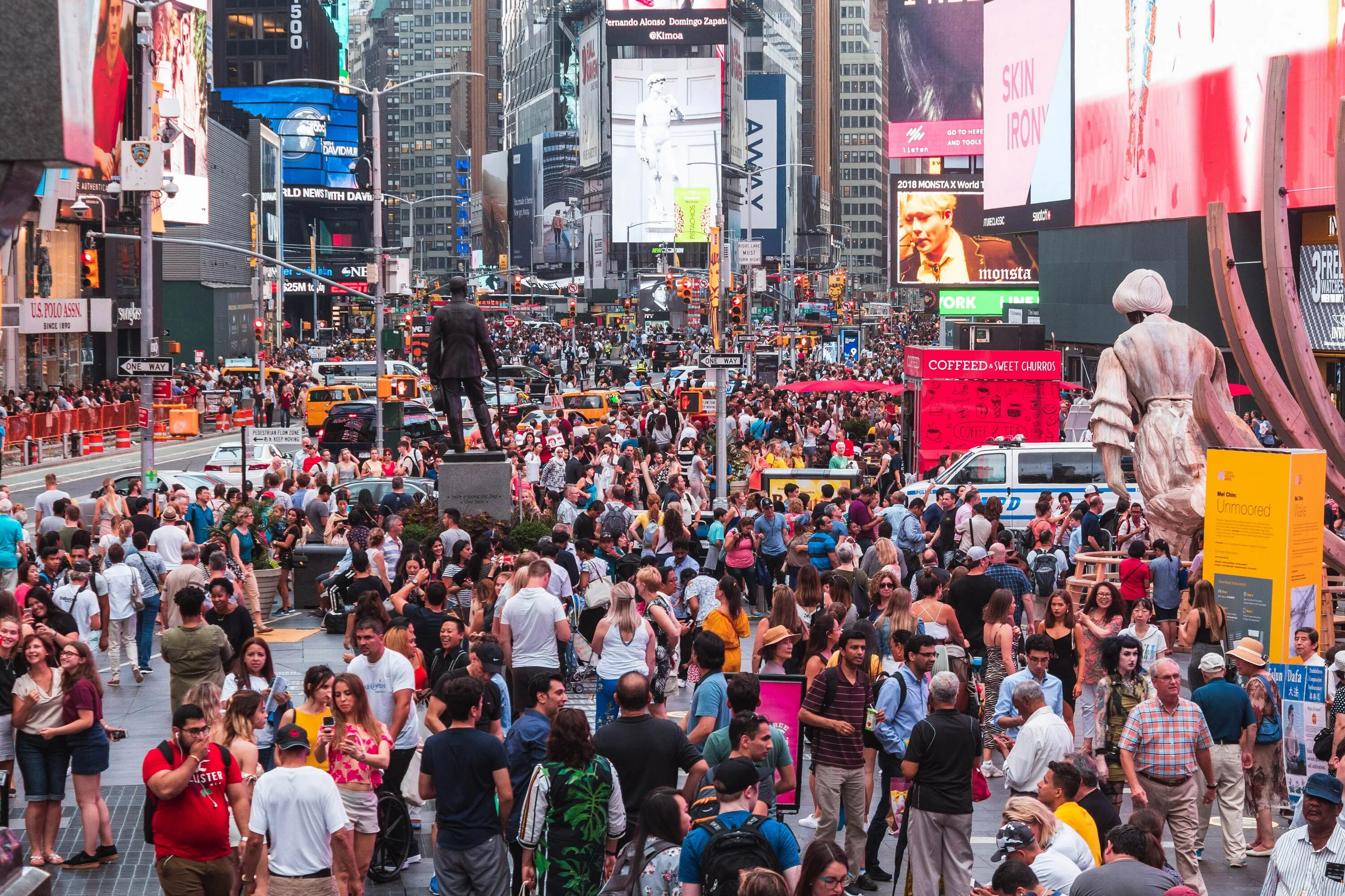Crowded street. Население Нью Йорка. Население Нью-Йорка на 2021. Толпа людей в городе. Люди в городе.
