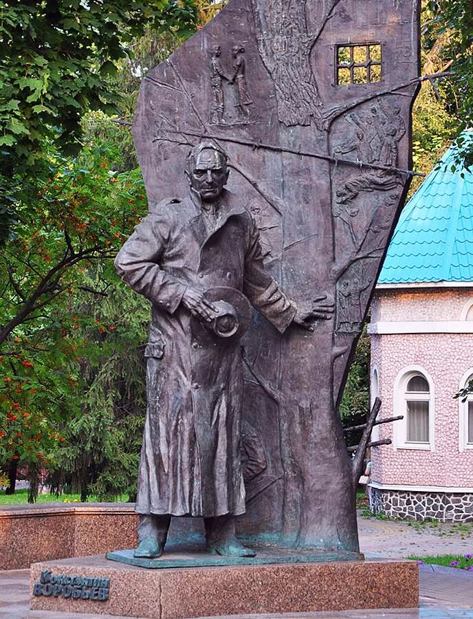 Памятник 2 писателям. Памятник Воробьеву в Курске. Памятник Константину Воробьеву в Курске.