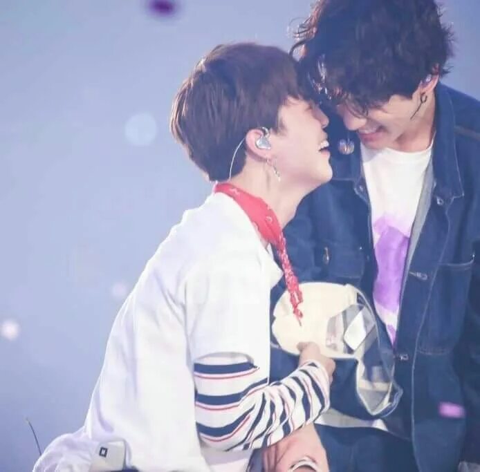 Чон чонгук. Бтс поцелуйчик. Bts гифки хосок. Jungkook air kiss. Чимин и чонгук.