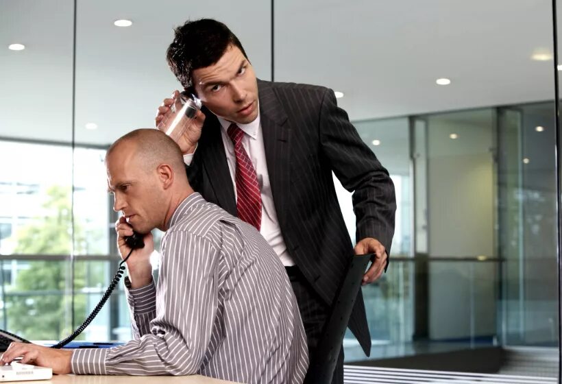 Парень говорит по телефону. Человек с телефоном сзади. Н. Дмитрий николаевич ушаков (1873-1942). Разговор по телефону.