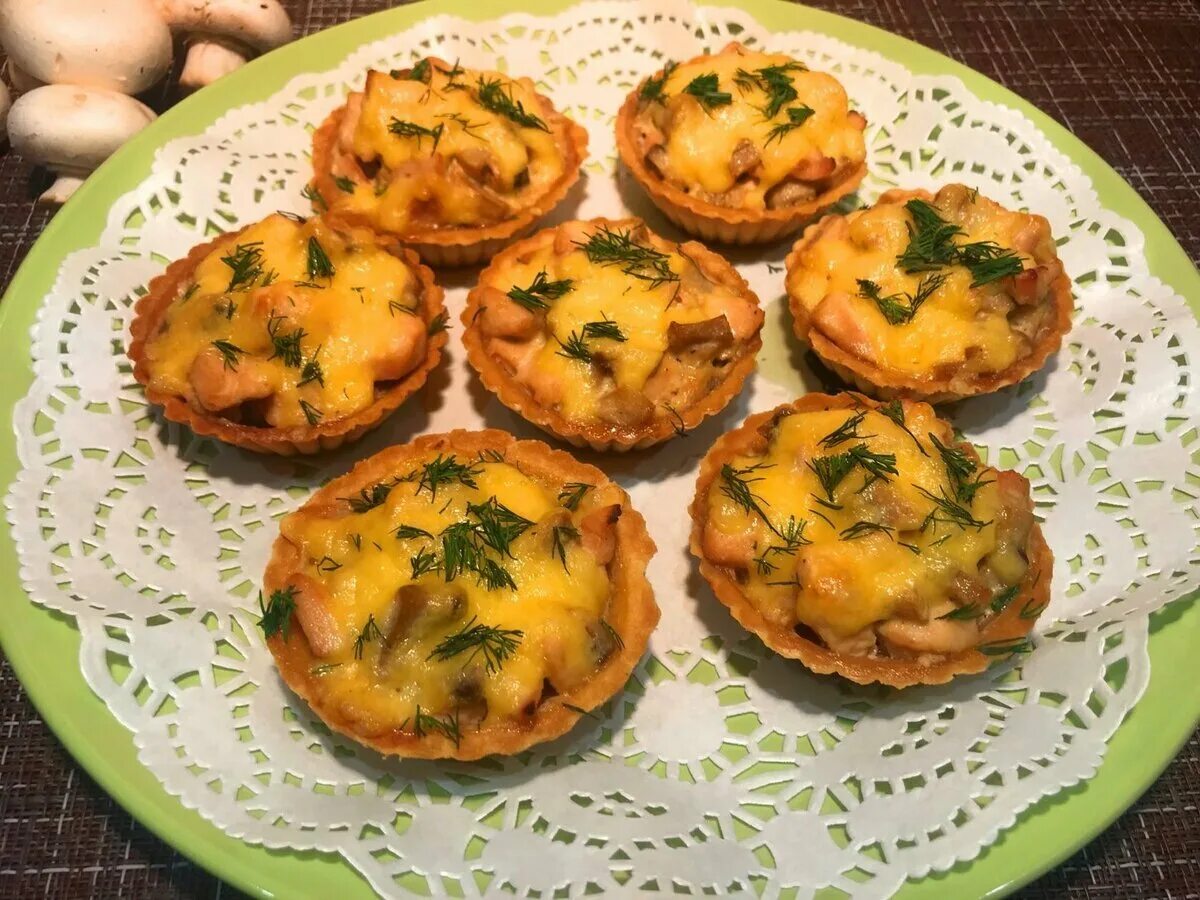 тарталетки с творогом и курицей. тарталетки с грибами и курицей в духовке. жульен в тарталетках с грибами и курицей в духовке. жульен с курицей и грибами в тарталетках. жульен в тарталетках с грибами и курицей в духовке.