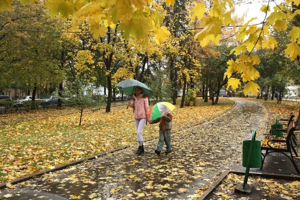 Погода конец сентября октябрь. Сентябрь дождь в городе для детей. Октябрь в городе. Осенняя непогода. Сентябрь в городе для детей.