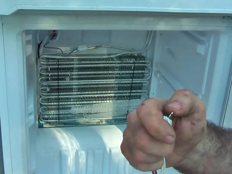 Морозильная камера горит внимание. Холодильник Индезит ноу Фрост морозилка. Холодильник Индезит двухкамерный ноу Фрост. Не морозит морозильная камера Индезит. Испаритель холодильной камеры Whirlpool.