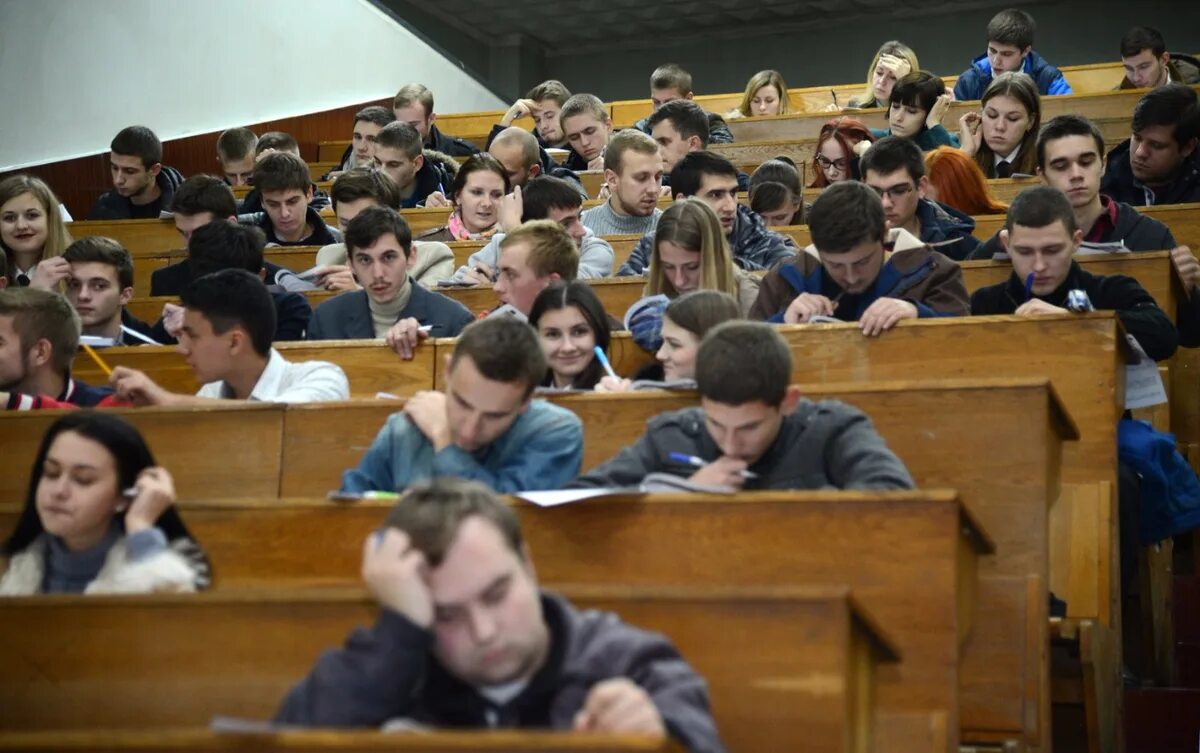 В вузах есть каникулы. Студенты на паре. Студенты в универе на паре. Студенческий украинского университета. Фото на парах в универе.