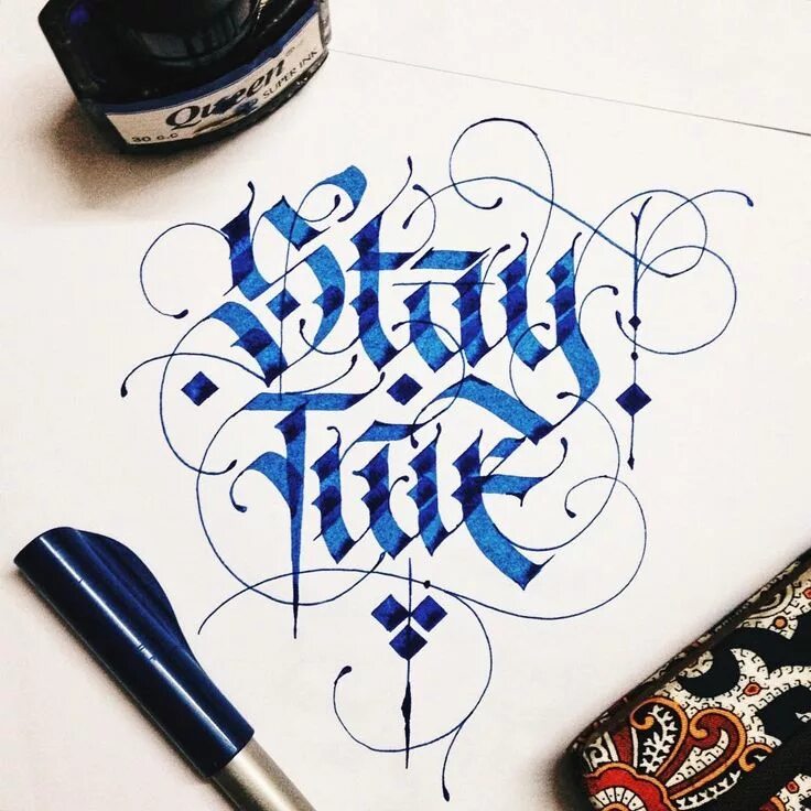 Stay home смайл. Значок оставайтесь дома. Смартфон инстаграм. Stay instagram. Держит телефон.