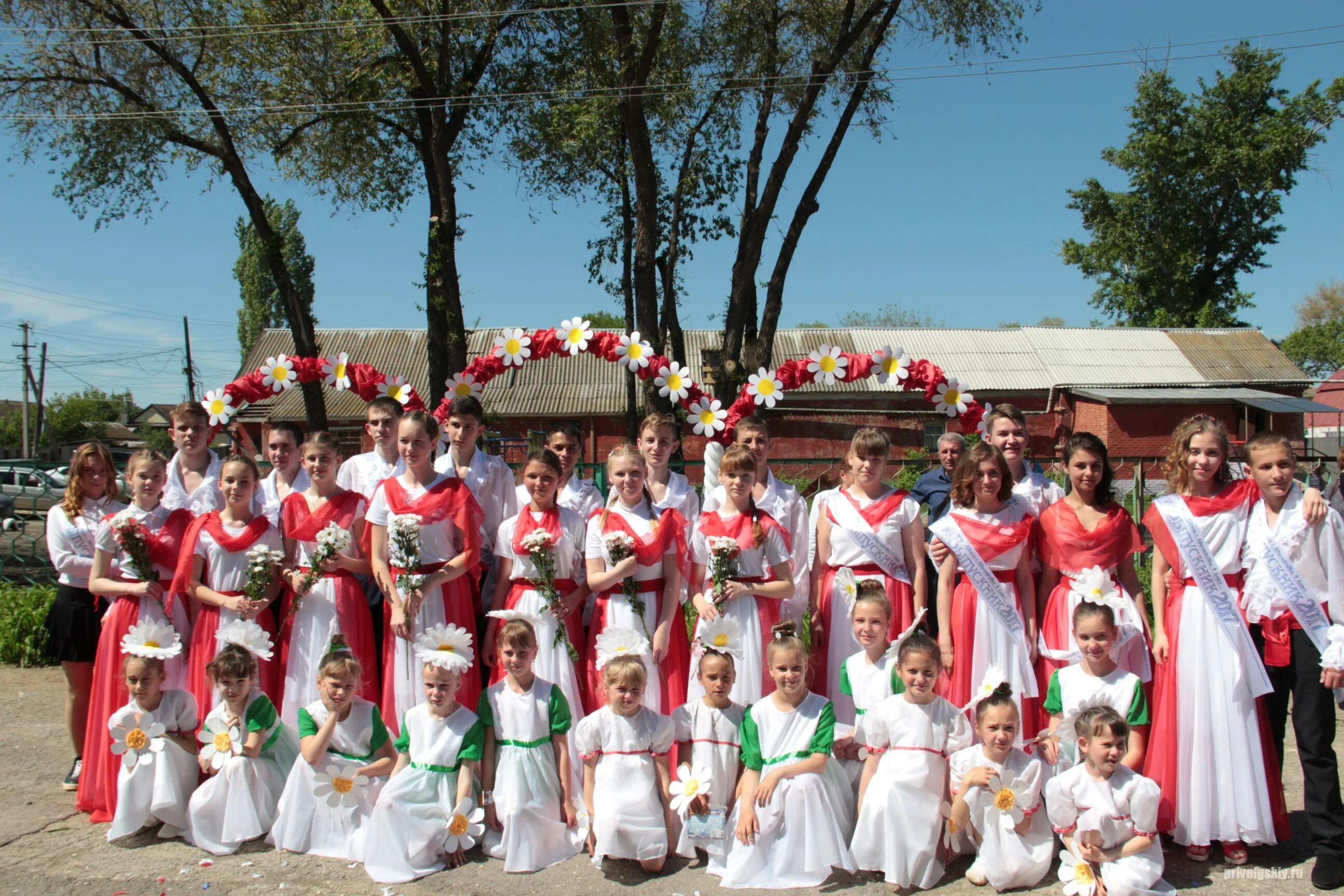 Погода в квасниковке энгельсского района. Школа села Квасниковка. Энгельс село Квасниковка. Школа села Квасниковка Энгельсского района. Октябрьская село Квасниковка.