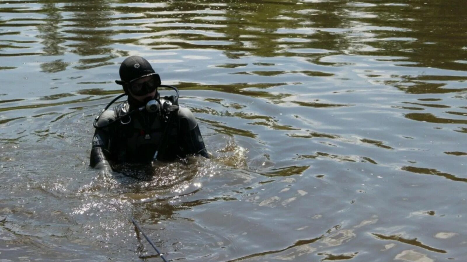 Водолазы достают тела из воды. Новые утонувшие