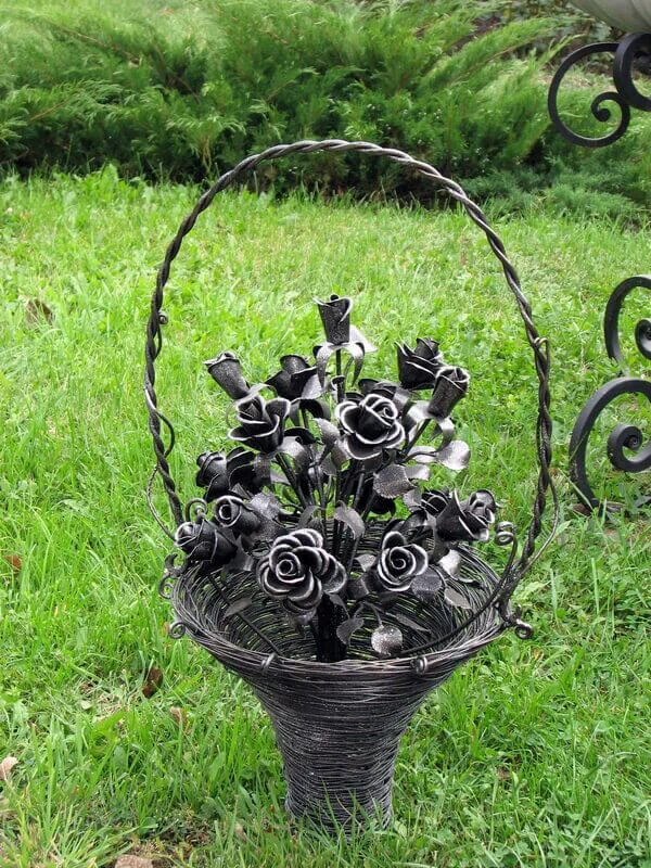 Кованая ваза для цветов на кладбище. Парк кованых фигур Донецк розы. Ваза на кладбище ковка. Кованые вазы для цветов. Декор для сада из металла.