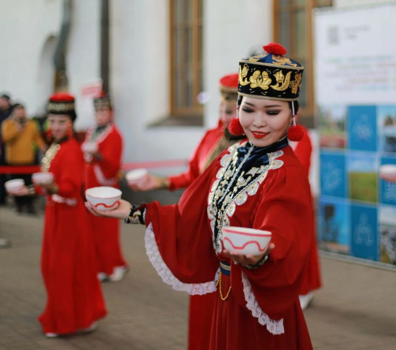 Калмыцкий костюм. Калмыцкий национальный костюм. Калмыцкий костюм женский. Калмыцкие традиции. Фестиваль тюльпанов в калмыкии 2024 программа