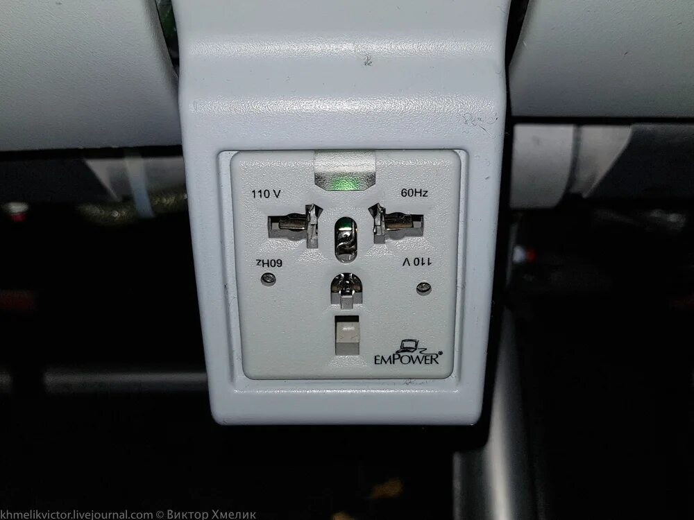 В самолете есть розетки. Розетка в boeing 737. есть в самолетах розетки. аэрофлот боинг 737 розетки.