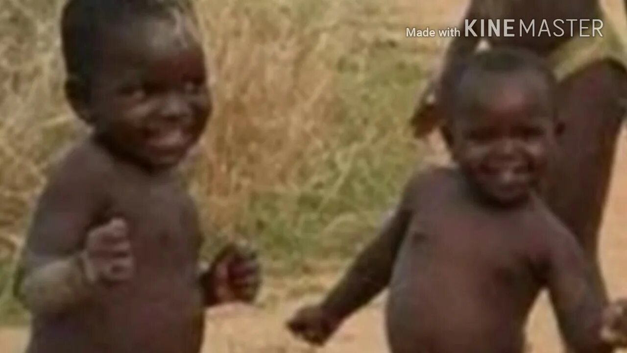 Смешной негритенок. Африканский мальчик Мем. 4 Негритенка. Смешной негритенок в грязи. В первые дни уроков не было