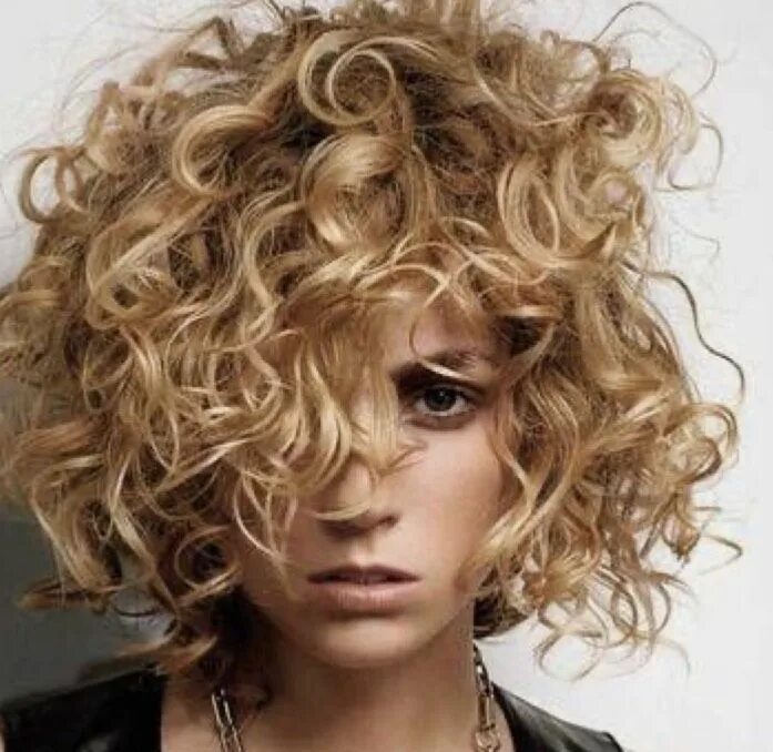 Curly blonde. Волнистое каре биозавивка. Керли Боб. Керли кудри биозавивка. Биозавивка на каре.