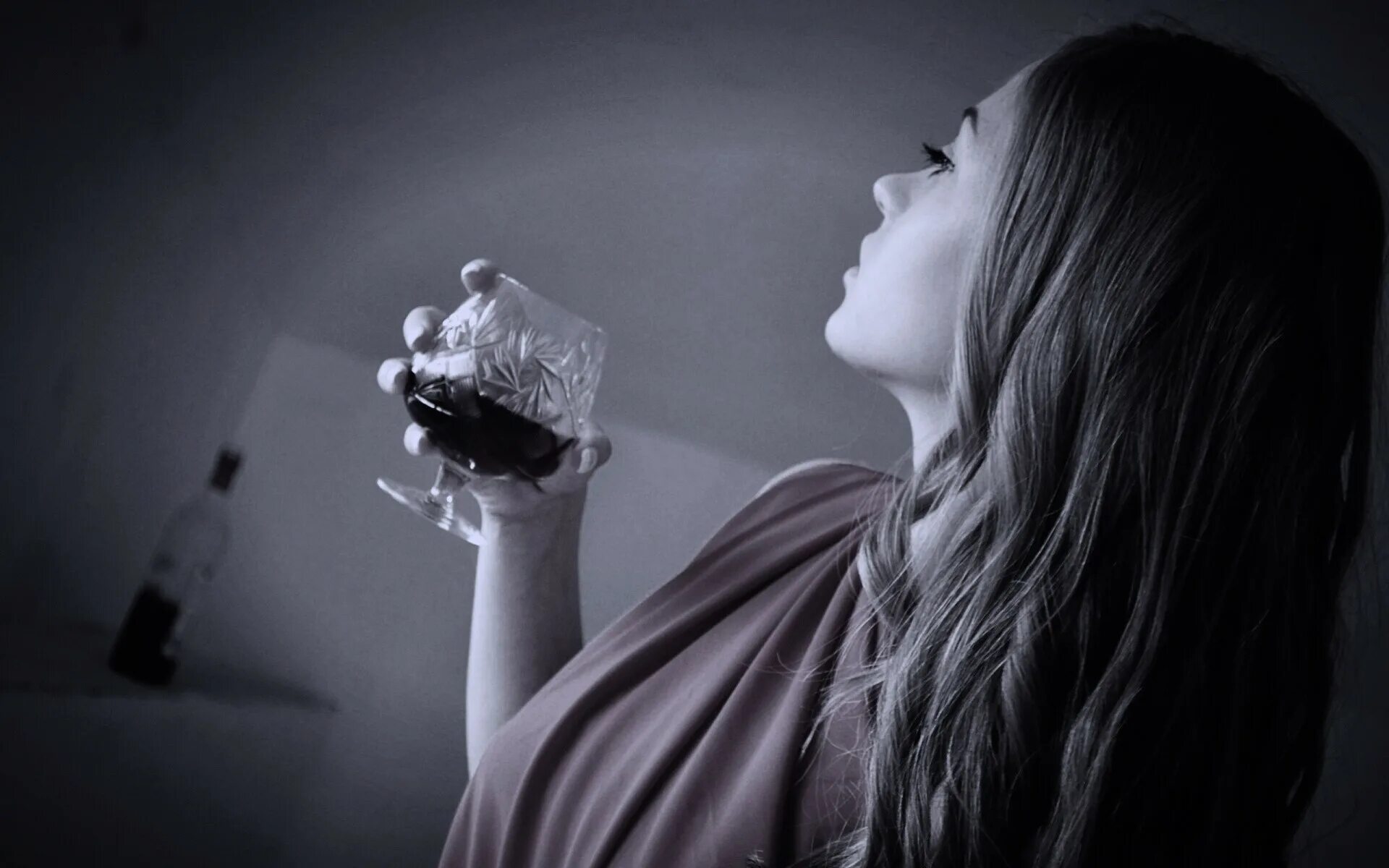 девушка с бокалом. картина девушка с бокалом.